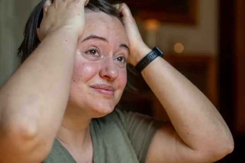 Emotionale Frau in einem belastenden Moment als Symbolbild für psychosoziale Beratung in